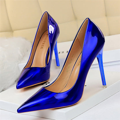 Elegante und detailreiche unterstützende Sommerschuhe
