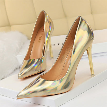 Elegante und detailreiche unterstützende Sommerschuhe