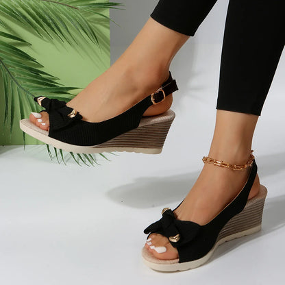 Elegante und detaillierte stützende Wintersandalen