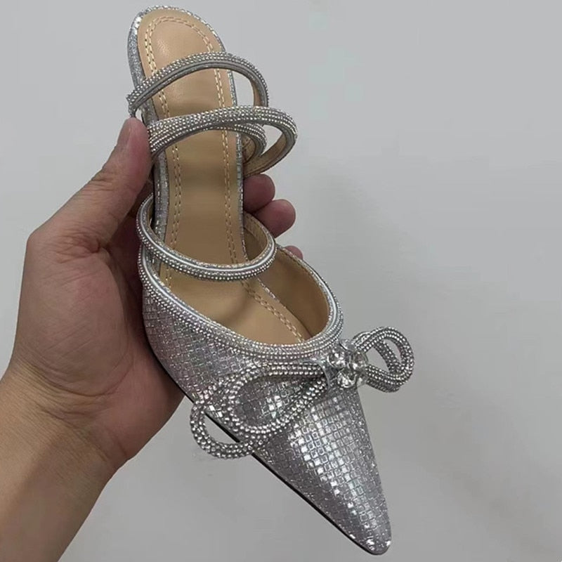 Unterstützende und modische orthopädische Sommerschuhe