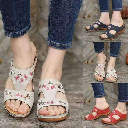 Moderne und stützende orthopädische Wintersandalen