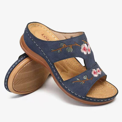 Moderne und stützende orthopädische Wintersandalen