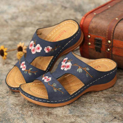 Moderne und stützende orthopädische Wintersandalen