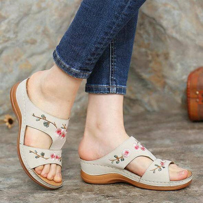 Moderne und stützende orthopädische Wintersandalen
