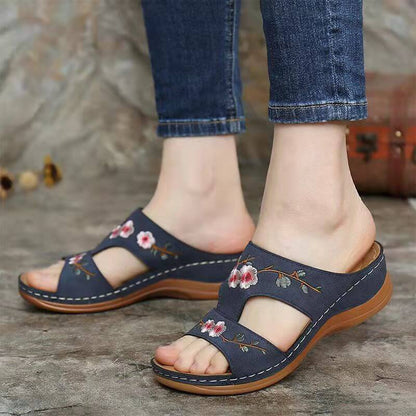 Moderne und stützende orthopädische Wintersandalen