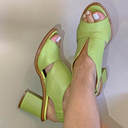 Moderne und stützende orthopädische Wintersandalen